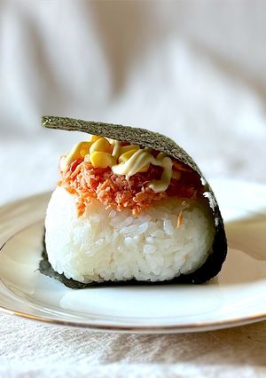 パリおにぎり♪鮭フレークとコーンマヨで-レシピのメイン写真