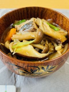 旨みたっぷり~サバ缶と具沢山きのこ汁-レシピのメイン写真