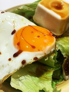 目玉焼きレタスサラダ-レシピのメイン写真