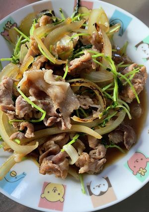 豚肉、豆苗と玉ねぎ炒め焼肉のタレでどうぞ-レシピのメイン写真