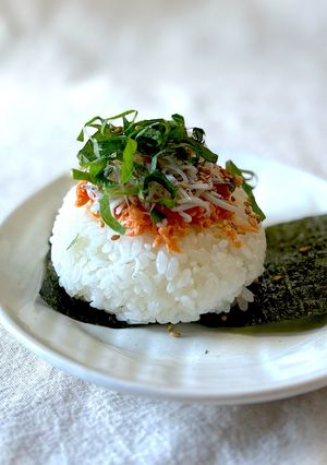 パリおにぎり♪しらすと鮭フレークと大葉✨-レシピのメイン写真