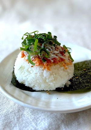 パリおにぎり♪しらすと鮭フレークと大葉✨-レシピのメイン写真