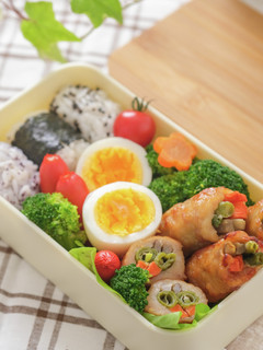 つくね巻きde彩りおむすび弁当-レシピのメイン写真