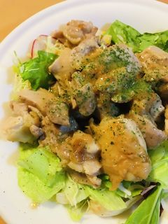 市販サラダのせ●鶏もも肉の梅肉炒め-レシピのメイン写真