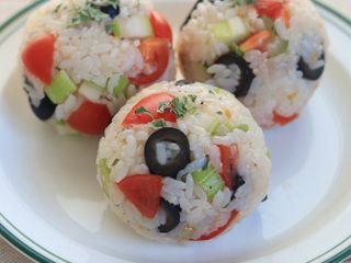 トマト＆セロリ＆オリーブのパリおにぎり