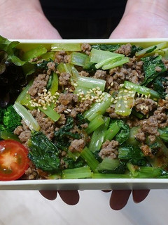 小松菜とひき肉のおかか醤油和え丼弁当-レシピのメイン写真