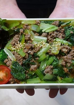 小松菜とひき肉のおかか醤油和え丼弁当-レシピのメイン写真
