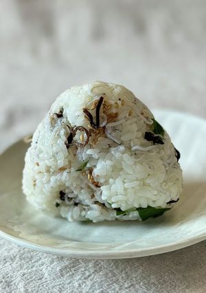 しらすと昆布、大葉、炒りごまのおにぎり-レシピのメイン写真