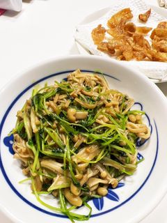 鶏皮油でえのき豆苗炒め-レシピのメイン写真