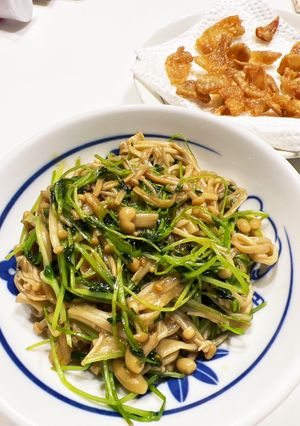 鶏皮油でえのき豆苗炒め-レシピのメイン写真