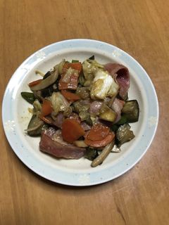 残ピーマンベーコンキャベツなどの炒め物-レシピのメイン写真