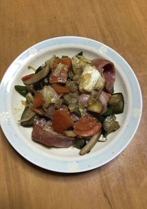 残ピーマンベーコンキャベツなどの炒め物-レシピのメイン写真