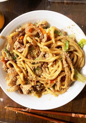 お一人様！市販の焼きそばにコク旨隠し味-レシピのメイン写真