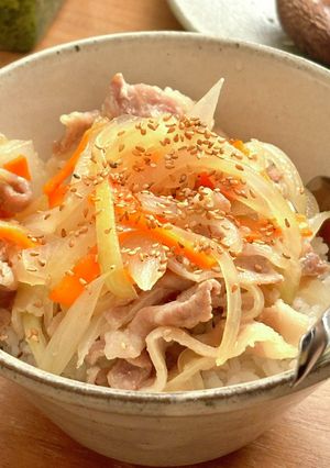 サッと作れる！豚バラ・玉ねぎの塩だれ丼-レシピのメイン写真