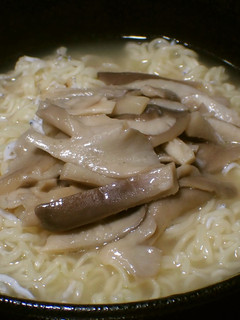 天然ヒラタケバター炒めのせラーメン-レシピのメイン写真