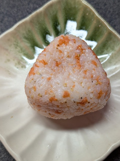ピリッと大人味☆コクがある鮭おにぎり-レシピのメイン写真