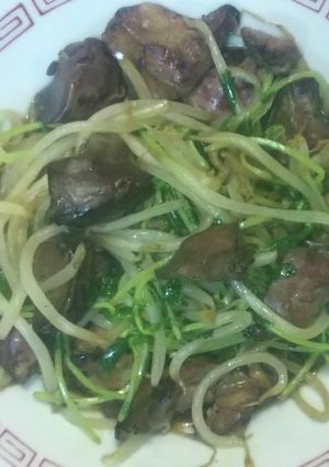 レバ豆苗炒め、とニンニクの潰し方-レシピのメイン写真