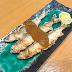 รูปของ 鮎（あゆ）の唐揚げ梅肉ソース～魚の駅生地