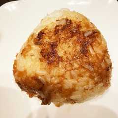 รูปของ 醤油麹とかつおぶしの香ばし焼きおにぎり