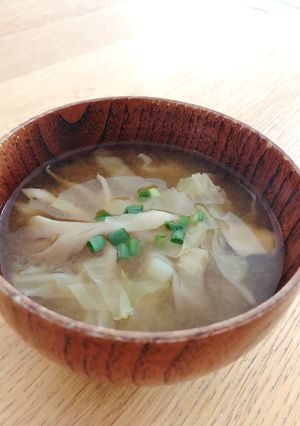 お手軽☆キャベツと舞茸の味噌汁-レシピのメイン写真