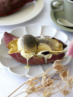 焼き芋のアイスのせ~黒ごまラテをかけて~-レシピのメイン写真
