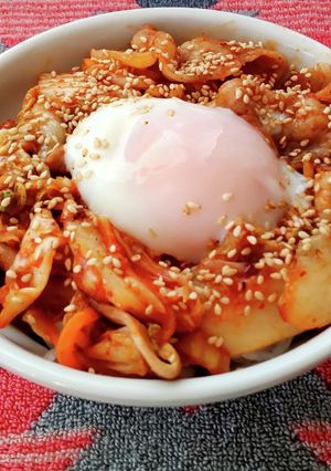 温玉を添えた豚キムチ丼♪-レシピのメイン写真