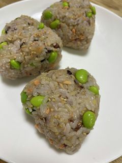 おにぎり 枝豆、鮭-レシピのメイン写真