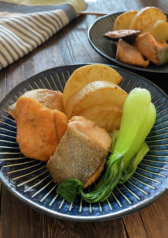 こっくりバター♪秋鮭と大根の煮物-レシピのメイン写真