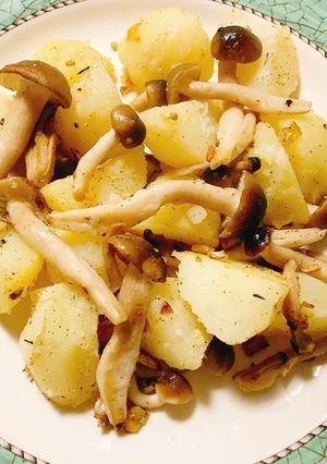 クレイジーソルトでじゃがいもとしめじ炒め-レシピのメイン写真