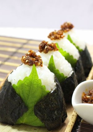 エゴマでくるんだ韓国肉味噌お にぎり-レシピのメイン写真