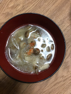 今朝の味噌汁/焼きキノコ三種と玉ねぎ-レシピのメイン写真