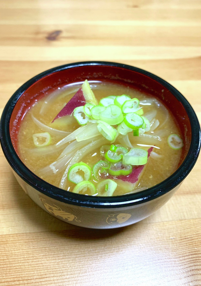 味噌汁　ごろごろさつま芋と玉ねぎ-レシピのメイン写真