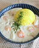 シーフードのクリーム煮サフランライス添え