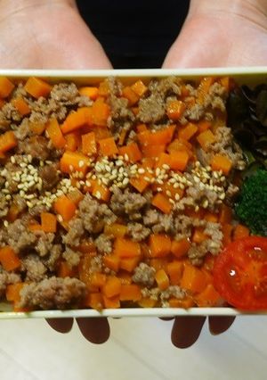 レンジdeにんじんとひき肉のそぼろ丼弁当-レシピのメイン写真