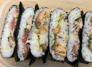 さば味噌煮缶でレタスのおにぎらず-レシピのメイン写真