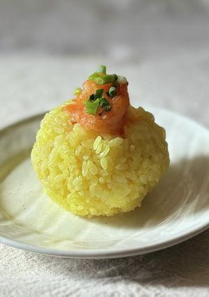 ターメリックライスで海老チリおにぎり-レシピのメイン写真
