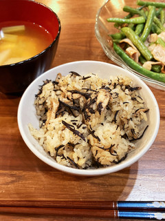 みんな大好き*ひじきの炊き込みご飯-レシピのメイン写真
