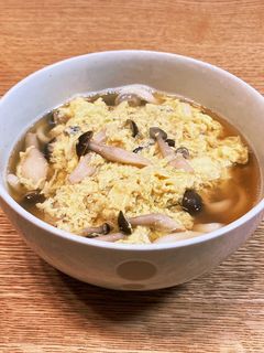 カットサラダでやさしい卵とじうどん-レシピのメイン写真