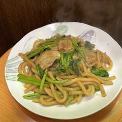 รูปของ 小松菜で焼きうどん・焼き肉のタレで