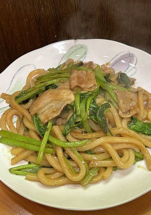 小松菜で焼きうどん・焼き肉のタレで-レシピのメイン写真