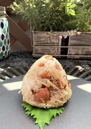 ポリ袋ふりふりおにぎり『焼き鳥缶』-レシピのメイン写真