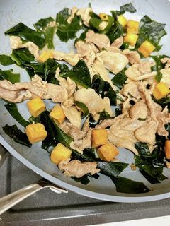 簡単3ステップ!ワカメと豚肉のごま油炒め-レシピのメイン写真