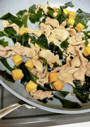 簡単3ステップ!ワカメと豚肉のごま油炒め-レシピのメイン写真