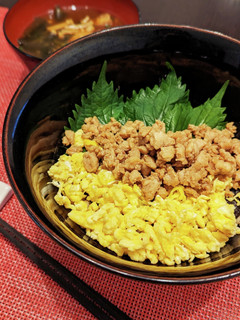 フライパン1つ☆彩り綺麗な鶏そぼろ丼-レシピのメイン写真