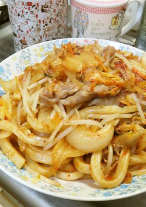 三枚肉と玉ねぎとモヤシの炒めキムチうどん-レシピのメイン写真