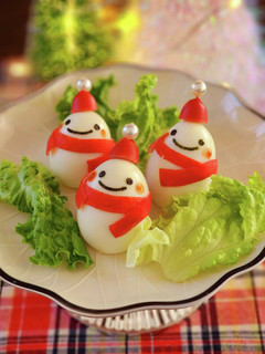 クリスマスに♪ゆで卵で雪だるまサンタ♪-レシピのメイン写真