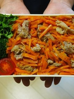 電子レンジで簡単★にんじんと豚肉の丼弁当-レシピのメイン写真