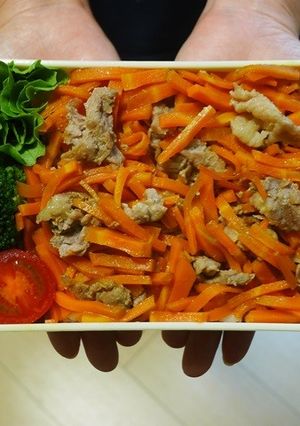 電子レンジで簡単★にんじんと豚肉の丼弁当-レシピのメイン写真
