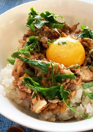 冷凍ご飯にちょいワザ！サバ缶納豆キムチ丼-レシピのメイン写真