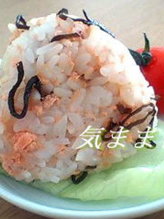 鮭フレークと塩昆布の簡単おにぎり♪-レシピのメイン写真
